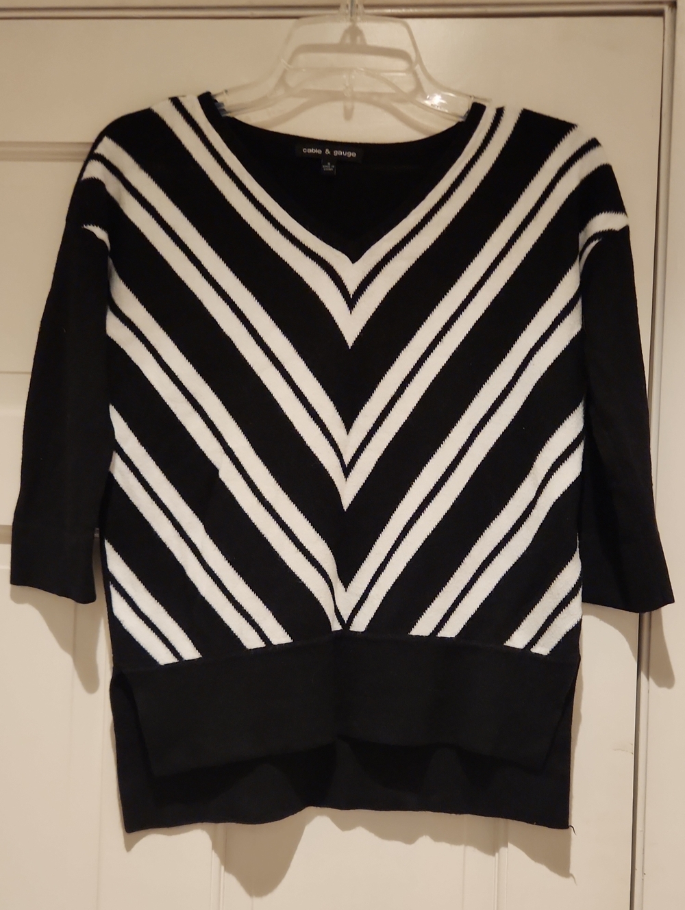 Cable & Gauge Black and White V-Neck Chevron Sweater Size S